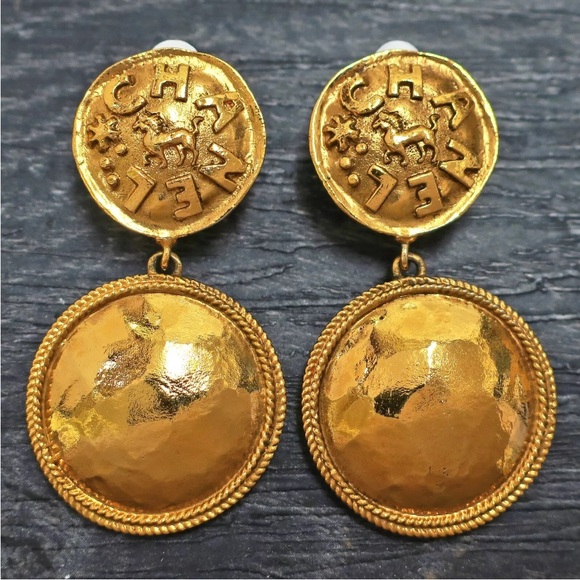 💎Large Chanel Lion Vintage gold tone Clip-on drop Earrings - Picture 1 of 9